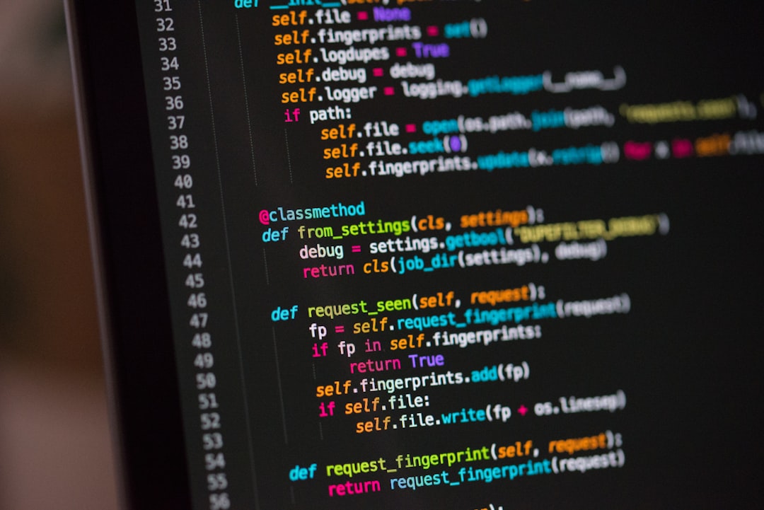 Code auf einem Monitor als Symbol fuer Software-Architektur und stabile Digitalprojekte