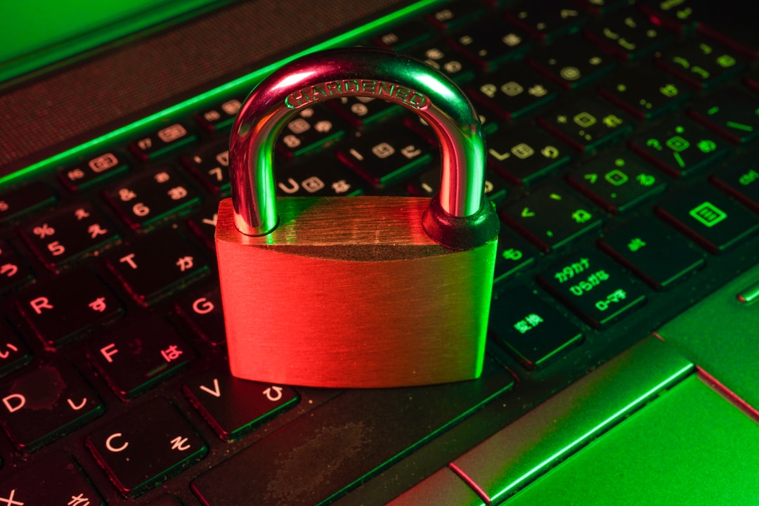 Rotes Schloss auf Computer-Tastatur als Symbol fuer Code-Audit und Penetration Testing