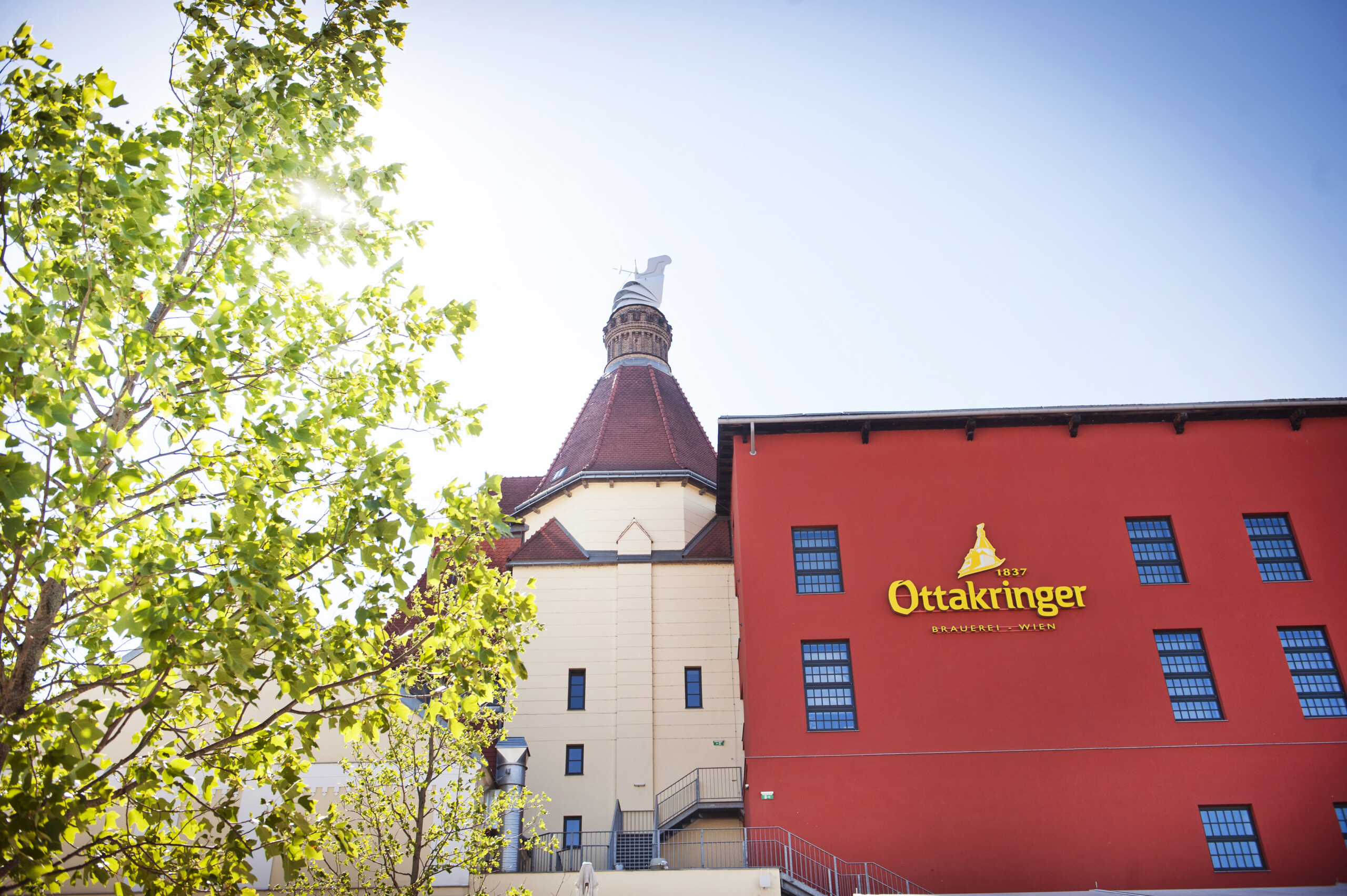 Gebäude der Ottakringer Brauerei in Wien mit einem großen Ottakringer Logo an der Fassade